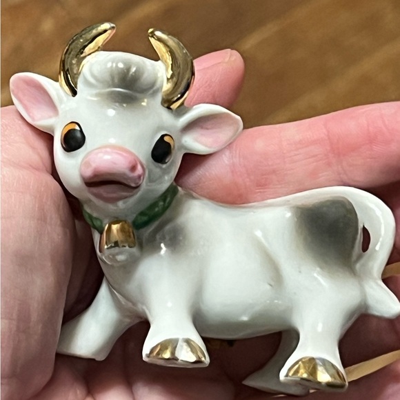 Charming Ceramic Cow Salt n Pepper Shakers with Gold Accents - Picture 9 of 11